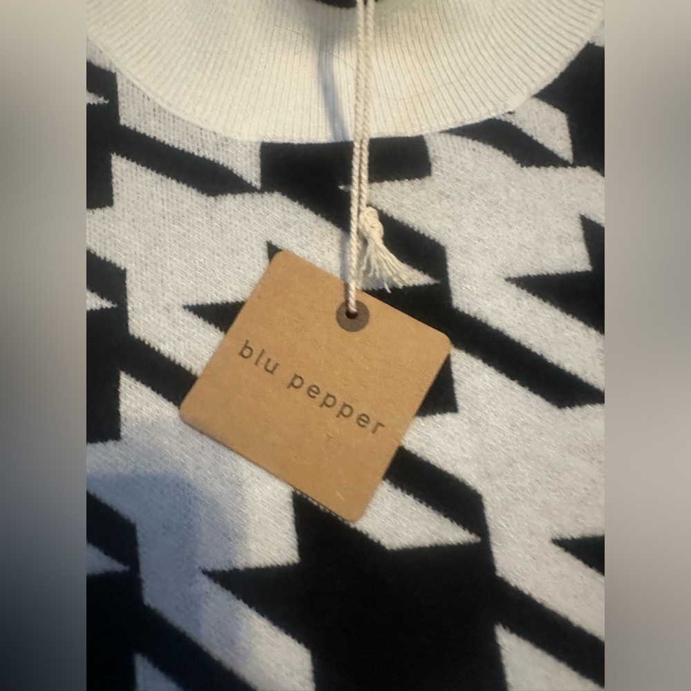 Blu pepper sweater women’s size M , new with tags. So soft - Picture 4 of 6